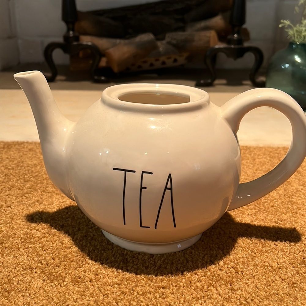 Rae Dunn Tea Pot (No lid)